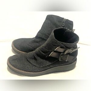 Blowfish Dark Gray Ankle Boots with Zipper and Buckle Detail Women’s Size 6